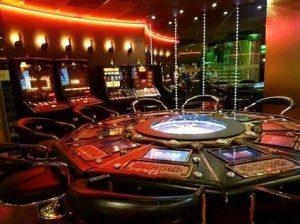 How did the game blackjack appear and why is it popular in online casinos?